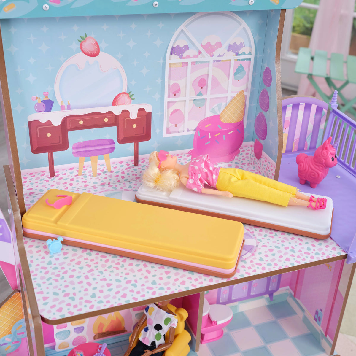 Wooden Dollhouse with 28 Accessories H1331