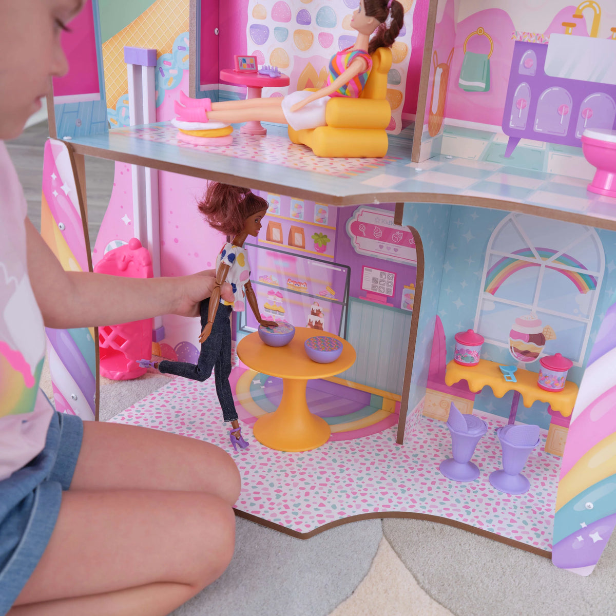 Wooden Dollhouse with 28 Accessories H1331